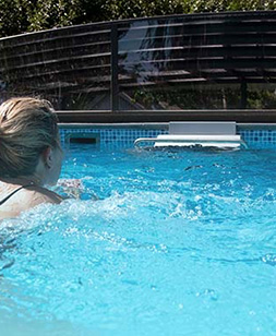 Kvinna tränar med simmaskin, Aqua Fitness, Poolstore