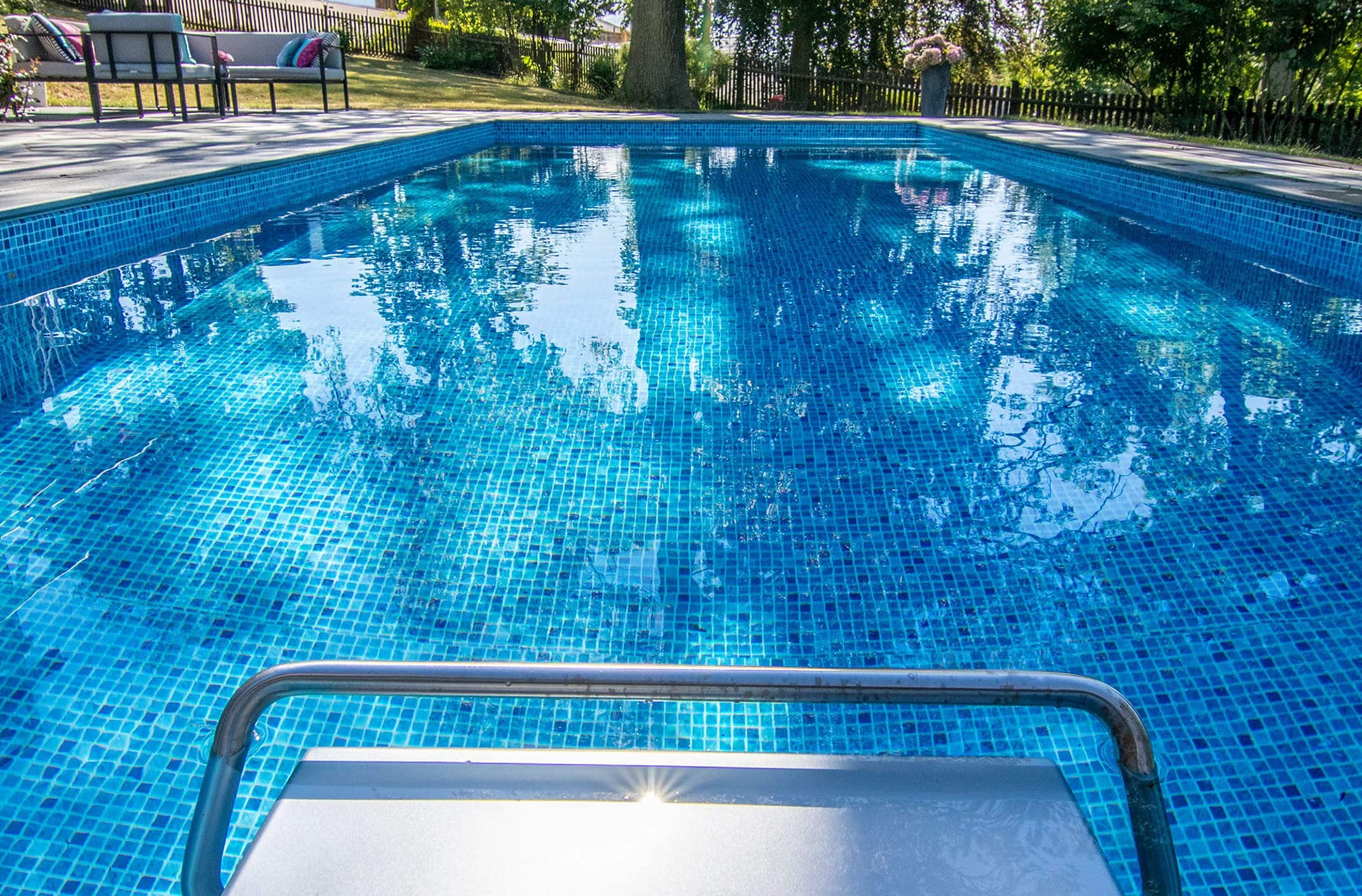Aqua Fitness, simmaskin på poolkanten i trädgården, Pool store