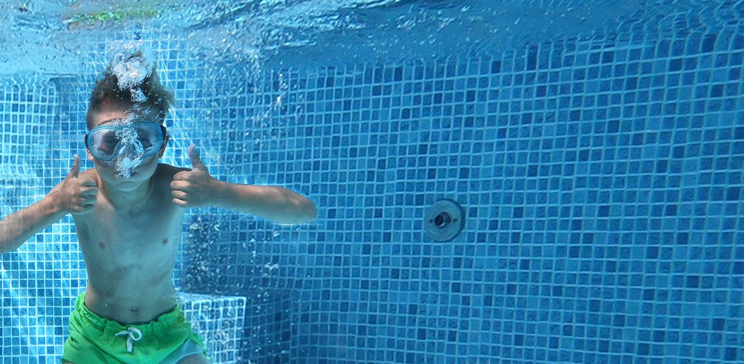 Wikipool, Luftbubblor vid inloppet, pojke under vattnet, Pool Store
